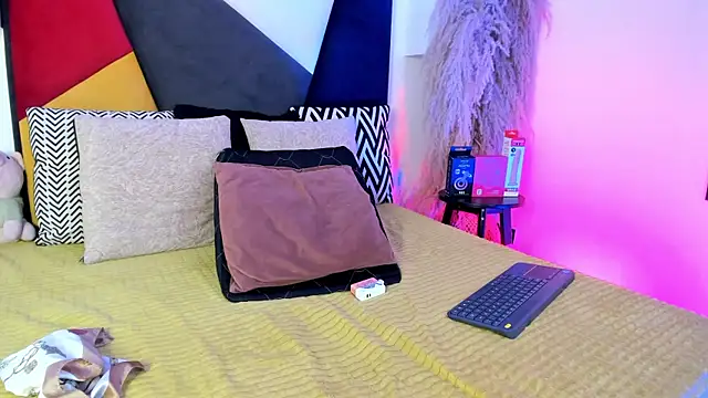 Snapshot of MaikyCooper chatting on 11/24/25, 10:20 MaikyCooper online show from 11/24/25, 10:20