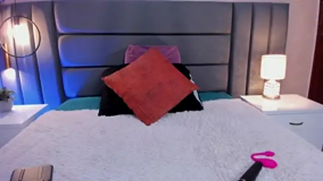 Snapshot of MiaHertz chatting on 11/13/25, 12:42 MiaHertz online show from 11/13/25, 12:42