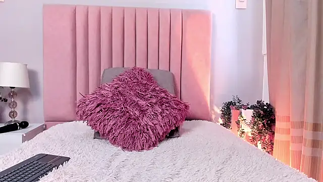 Snapshot of MiaHertz chatting on 11/28/25, 11:57 MiaHertz online show from 11/28/25, 11:57