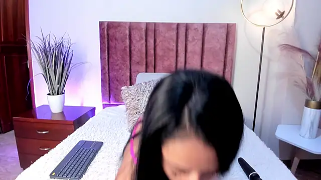 MiaHertz online show from 12/18/25, 12:11