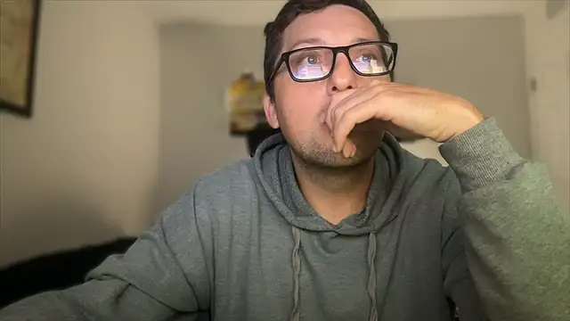 Snapshot of Milflover96 chatting on 10/11/25, 05:28 Milflover96 online show from 10/11/25, 05:28