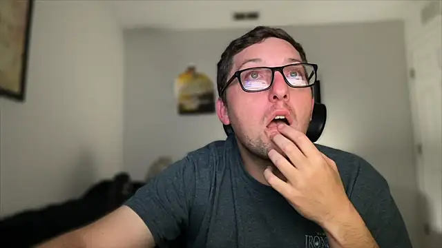 Snapshot of Milflover96 chatting on 10/12/25, 02:32 Milflover96 online show from 10/12/25, 02:32