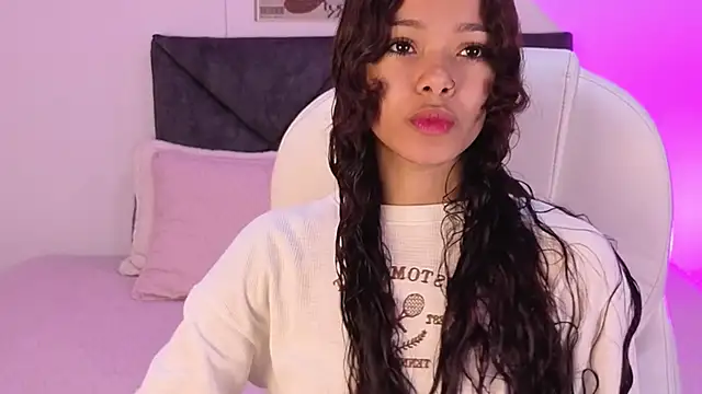 Snapshot of sara_sharma_ chatting on 10/01/25, 01:17 sara sharma online show from 10/01/25, 01:17