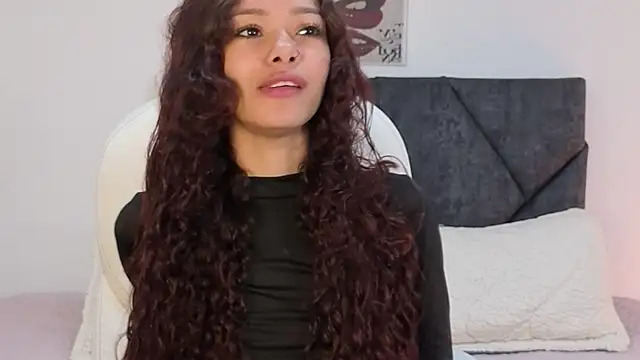 Snapshot of sara_sharma_ chatting on 10/14/25, 12:28 sara sharma online show from 10/14/25, 12:28