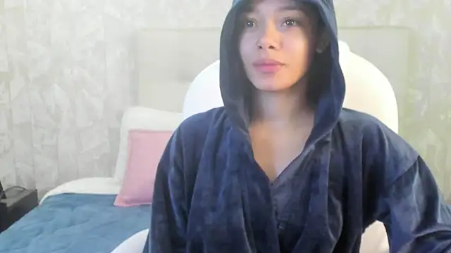 Snapshot of sara_sharma_ chatting on 10/22/25, 04:40 sara sharma online show from 10/22/25, 04:40