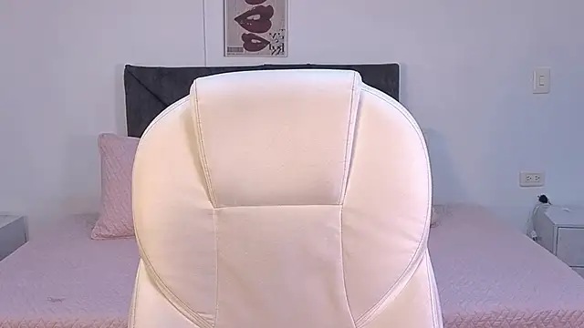 Snapshot of sara_sharma_ chatting on 10/24/25, 01:40 sara sharma online show from 10/24/25, 01:40