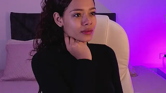 Snapshot of sara_sharma_ chatting on 10/27/25, 02:21 sara sharma online show from 10/27/25, 02:21