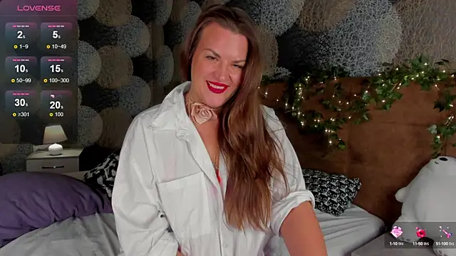 Snapshot of kamilla___moon chatting on 02/25/25, 02:14 kamilla moon online show from 02/25/25, 02:14