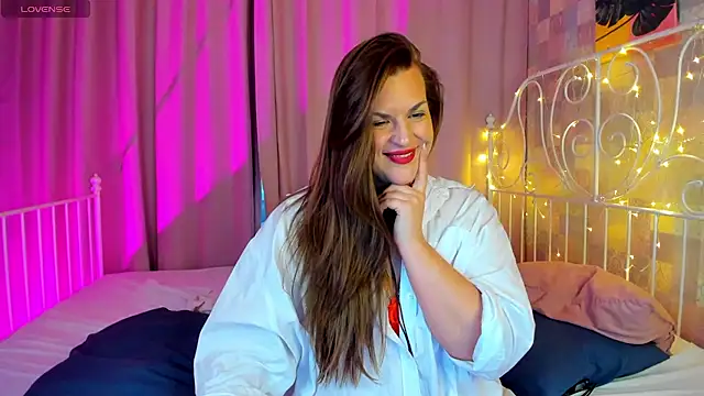 Snapshot of kamilla___moon chatting on 02/26/25, 05:42 kamilla moon online show from 02/26/25, 05:42