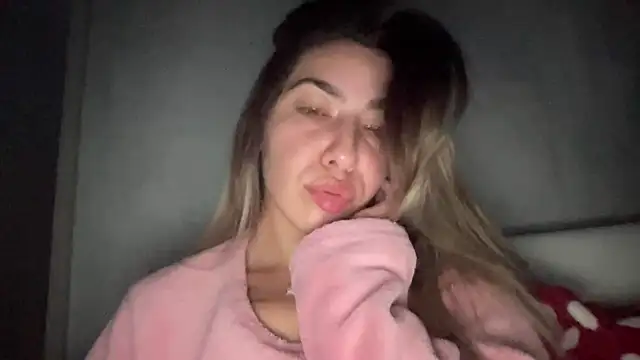 Snapshot of sarrah_rossy chatting on 10/27/25, 10:25 sarrah rossy online show from 10/27/25, 10:25