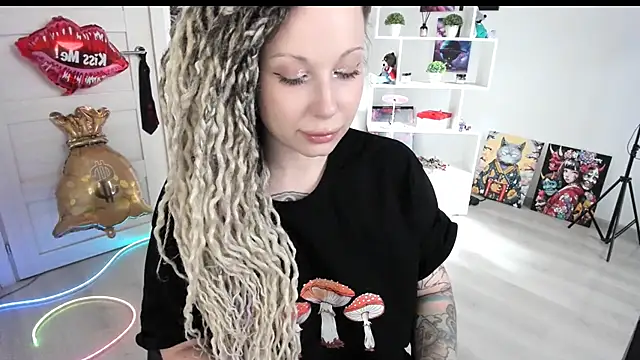 Snapshot of HoneySallyMoore chatting on 06/18/26, 03:49 HoneySallyMoore online show from 06/18/26, 03:49