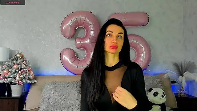 Snapshot of Tina_Mart chatting on 12/05/25, 11:30 Tina Mart online show from 12/05/25, 11:30