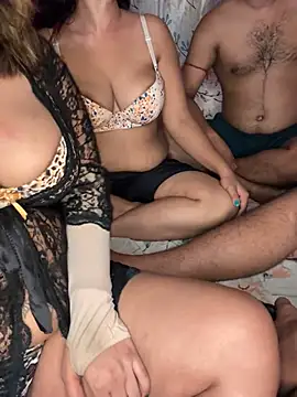 Snapshot of WifyHubby_38 chatting on 02/27/25, 09:25 WifyHubby 38 online show from 02/27/25, 09:25