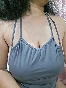 Snapshot of Jassi_Does chatting on 02/15/26, 10:17 Jassi Does online show from 02/15/26, 10:17