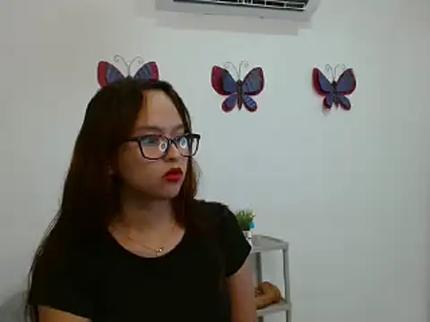 Snapshot of Emilybateee chatting on 03/07/25, 08:11 Emilybateee online show from 03/07/25, 08:11