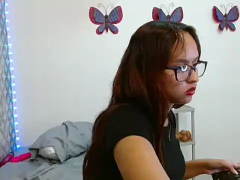 Snapshot of Emilybateee chatting on 03/07/25, 11:16 Emilybateee online show from 03/07/25, 11:16