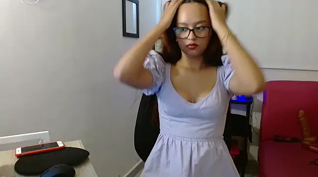 Snapshot of Emilybateee chatting on 03/15/25, 03:16 Emilybateee online show from 03/15/25, 03:16