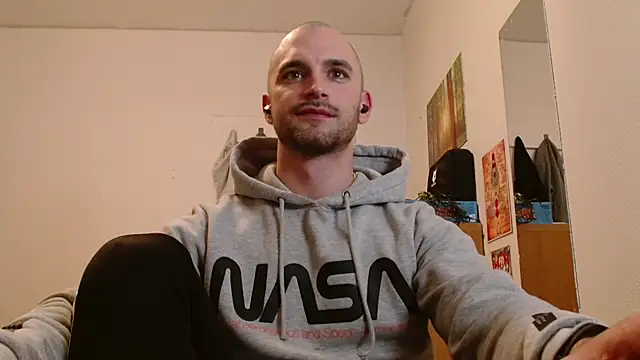 Snapshot of OskarBreno chatting on 05/17/26, 08:38 OskarBreno online show from 05/17/26, 08:38