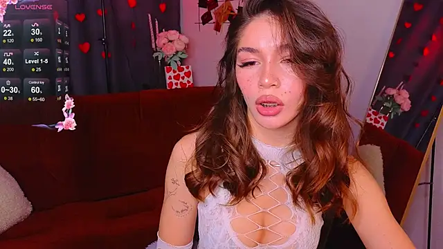 Snapshot of Caroline__Brown chatting on 02/19/25, 01:29 Caroline  Brown online show from 02/19/25, 01:29