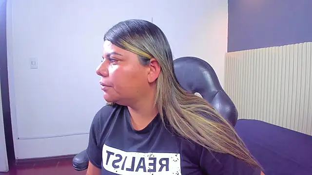 Aida-nicolle online show from 09/15/25, 10:04