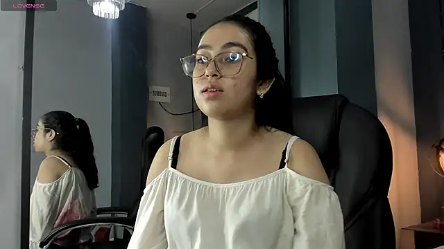 Snapshot of lucelly_15 chatting on 02/01/26, 11:53 lucelly 15 online show from 02/01/26, 11:53