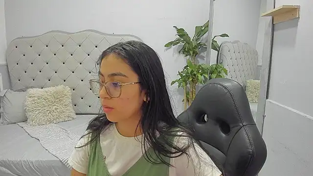 Snapshot of lucelly_15 chatting on 02/18/26, 11:39 lucelly 15 online show from 02/18/26, 11:39