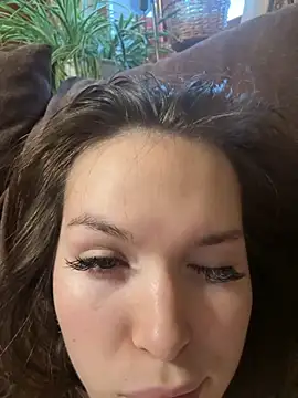 Snapshot of -Amora chatting on 11/07/25, 12:16 -Amora online show from 11/07/25, 12:16