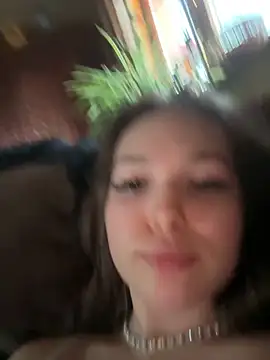 Snapshot of -Amora chatting on 11/11/25, 12:16 -Amora online show from 11/11/25, 12:16