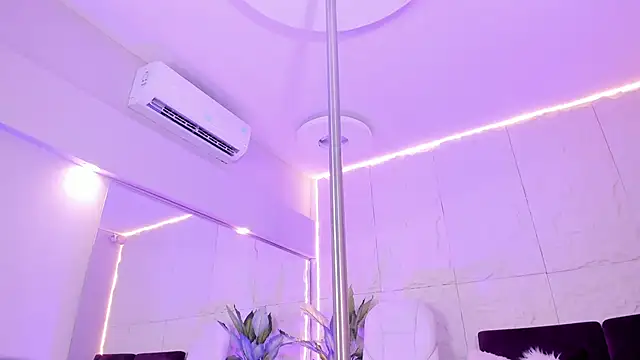 MelanieHillss online show from 12/04/25, 04:11