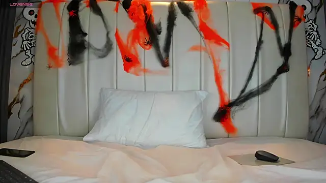 Snapshot of EvaMillins chatting on 10/28/25, 04:05 EvaMillins online show from 10/28/25, 04:05