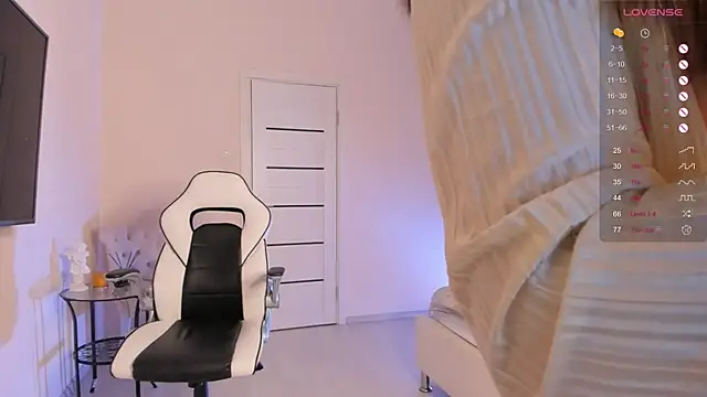 Snapshot of GentleMiss chatting on 10/18/25, 08:42 GentleMiss online show from 10/18/25, 08:42