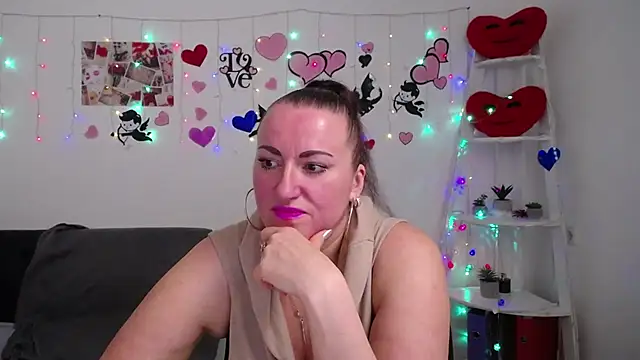 Snapshot of DianaMGG chatting on 03/06/25, 09:36 DianaMGG online show from 03/06/25, 09:36
