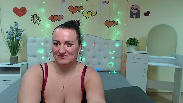 Snapshot of DianaMGG chatting on 03/12/25, 01:08 DianaMGG online show from 03/12/25, 01:08
