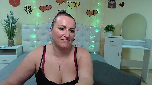 Snapshot of DianaMGG chatting on 03/12/25, 04:13 DianaMGG online show from 03/12/25, 04:13