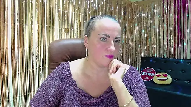 Snapshot of DianaMGG chatting on 10/05/25, 05:22 DianaMGG online show from 10/05/25, 05:22