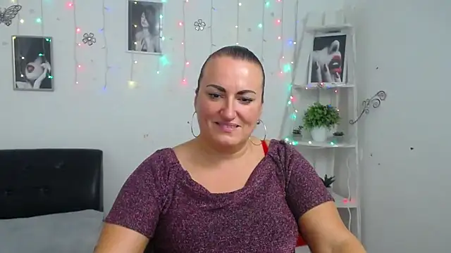 Snapshot of DianaMGG chatting on 10/09/25, 05:33 DianaMGG online show from 10/09/25, 05:33