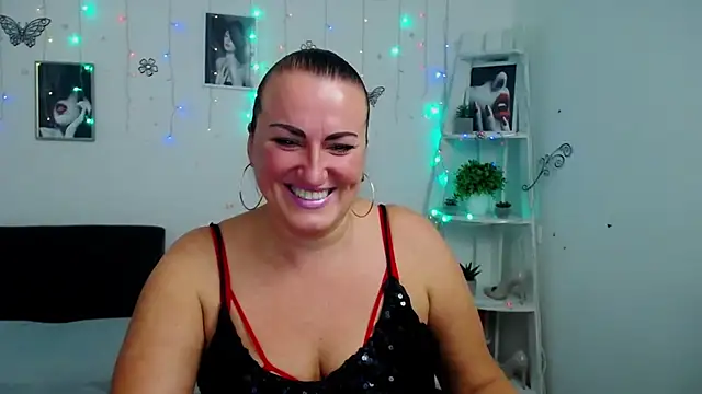 Snapshot of DianaMGG chatting on 10/14/25, 05:25 DianaMGG online show from 10/14/25, 05:25
