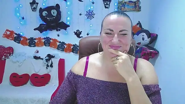 Snapshot of DianaMGG chatting on 10/21/25, 05:24 DianaMGG online show from 10/21/25, 05:24