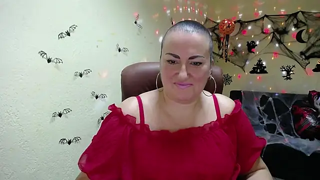 Snapshot of DianaMGG chatting on 10/22/25, 05:30 DianaMGG online show from 10/22/25, 05:30