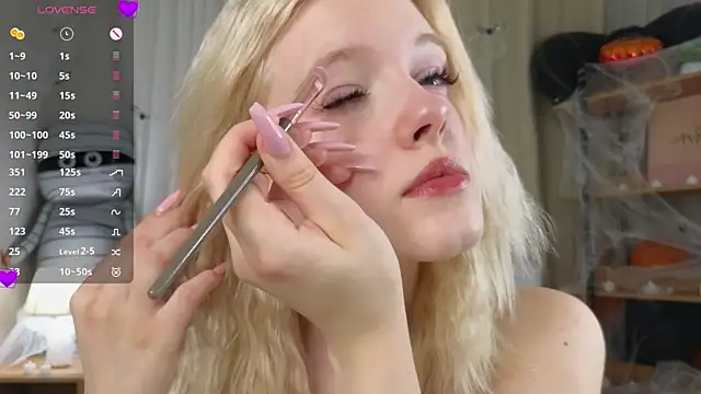 Snapshot of EdlaHewell chatting on 11/06/25, 11:22 EdlaHewell online show from 11/06/25, 11:22