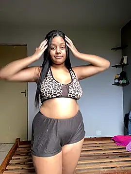 Snapshot of gatinha_18 chatting on 10/27/25, 08:13 gatinha 18 online show from 10/27/25, 08:13