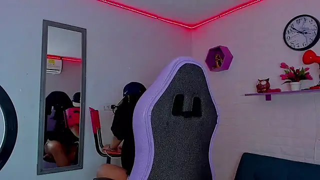 Snapshot of melany_rouse18 chatting on 10/01/25, 04:13 melany rouse18 online show from 10/01/25, 04:13