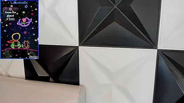 Snapshot of melany_rouse18 chatting on 10/11/25, 04:33 melany rouse18 online show from 10/11/25, 04:33