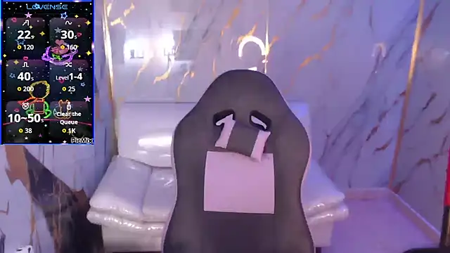 Snapshot of melany_rouse18 chatting on 10/23/25, 04:39 melany rouse18 online show from 10/23/25, 04:39