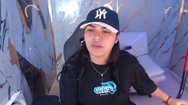 Snapshot of melany_rouse18 chatting on 10/31/25, 11:22 melany rouse18 online show from 10/31/25, 11:22