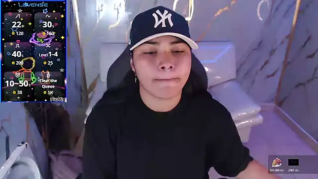 Snapshot of melany_rouse18 chatting on 11/01/25, 02:02 melany rouse18 online show from 11/01/25, 02:02