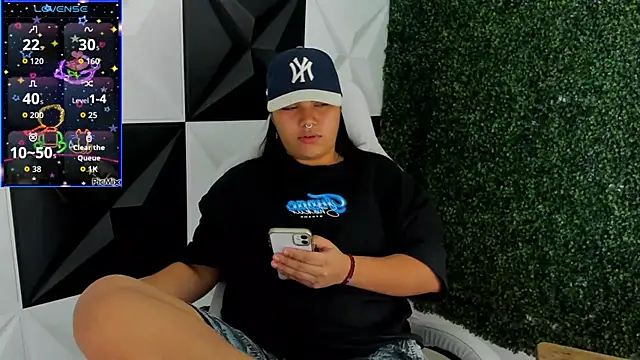 Snapshot of melany_rouse18 chatting on 11/12/25, 02:01 melany rouse18 online show from 11/12/25, 02:01