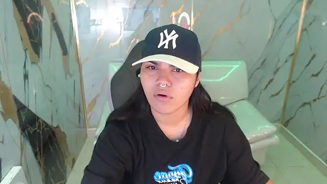 Snapshot of melany_rouse18 chatting on 11/15/25, 01:18 melany rouse18 online show from 11/15/25, 01:18