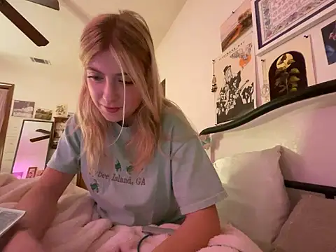 Snapshot of sinfulblonde1 chatting on 02/19/25, 02:23 sinfulblonde1 online show from 02/19/25, 02:23