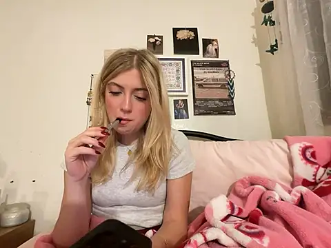 Snapshot of sinfulblonde1 chatting on 02/26/25, 01:32 sinfulblonde1 online show from 02/26/25, 01:32